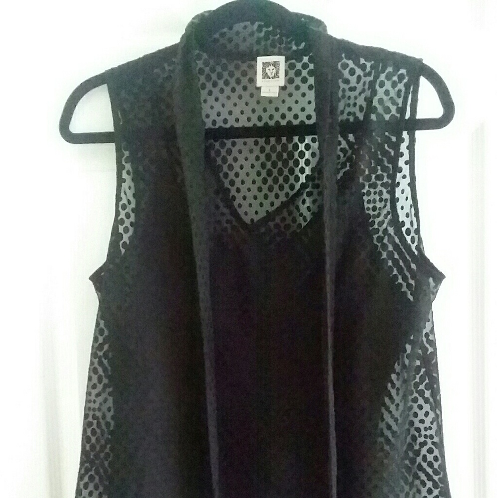 Sleevles black blouse